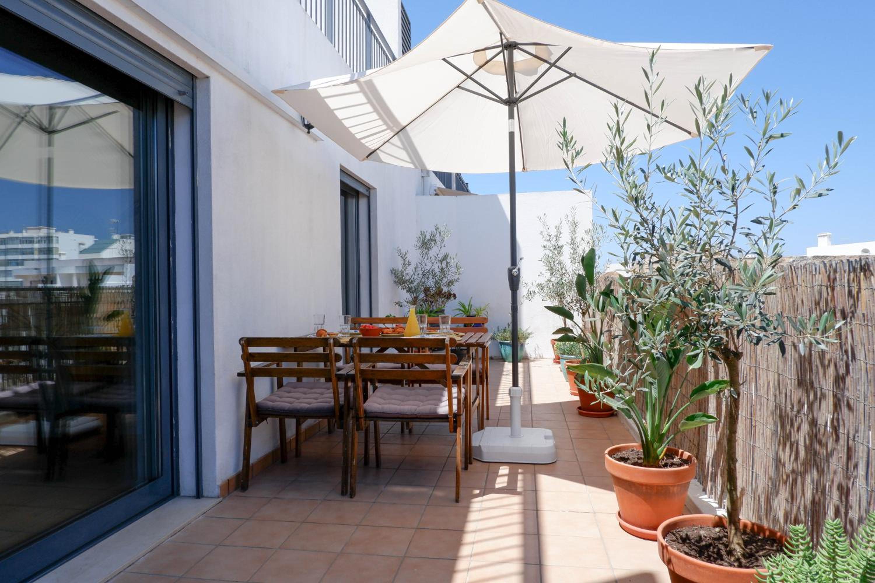 Hotel Spacious terrace, swimming pool, private parking - Image 1