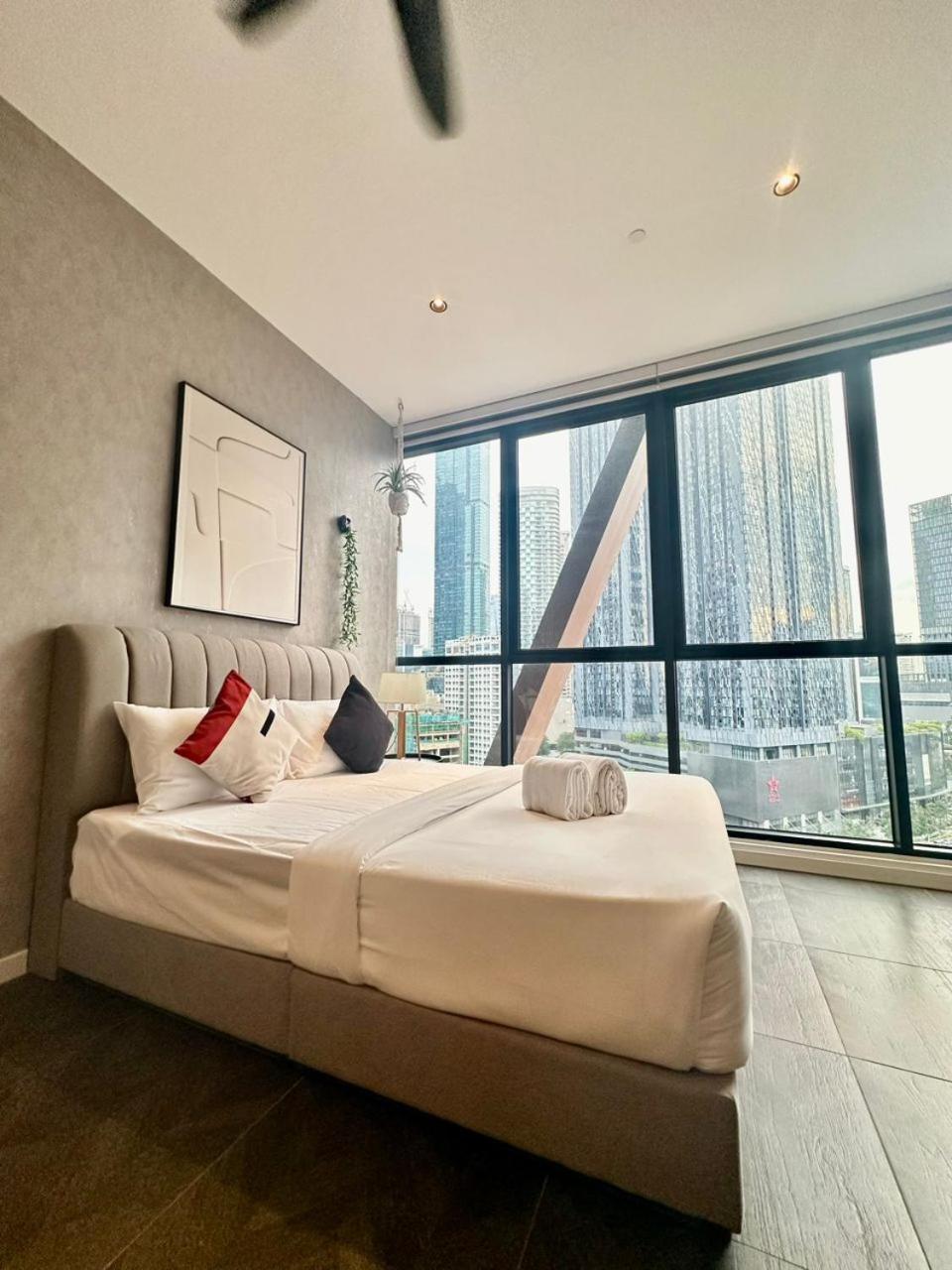 Scarletz Suites KLCC Twin Tower Infinity Pool by One39 KL