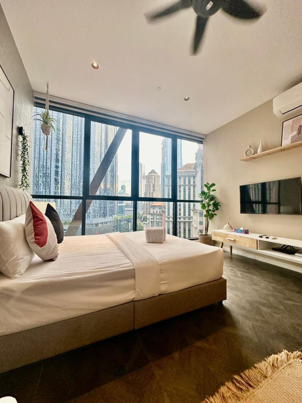 Scarletz Suites KLCC Twin Tower Infinity Pool by One39 KL