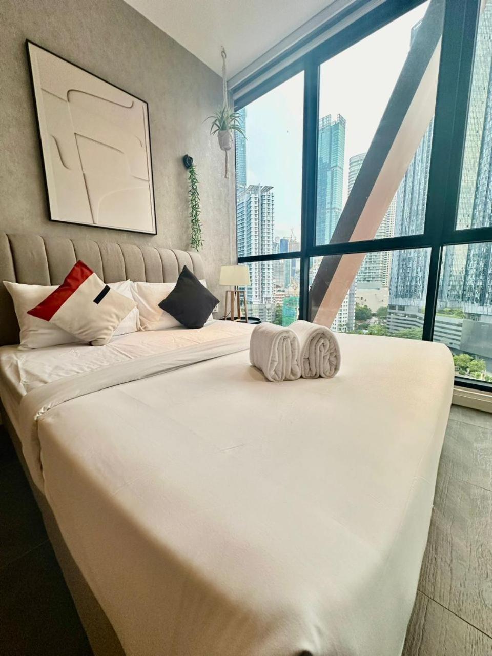 Scarletz Suites KLCC Twin Tower Infinity Pool by One39 KL