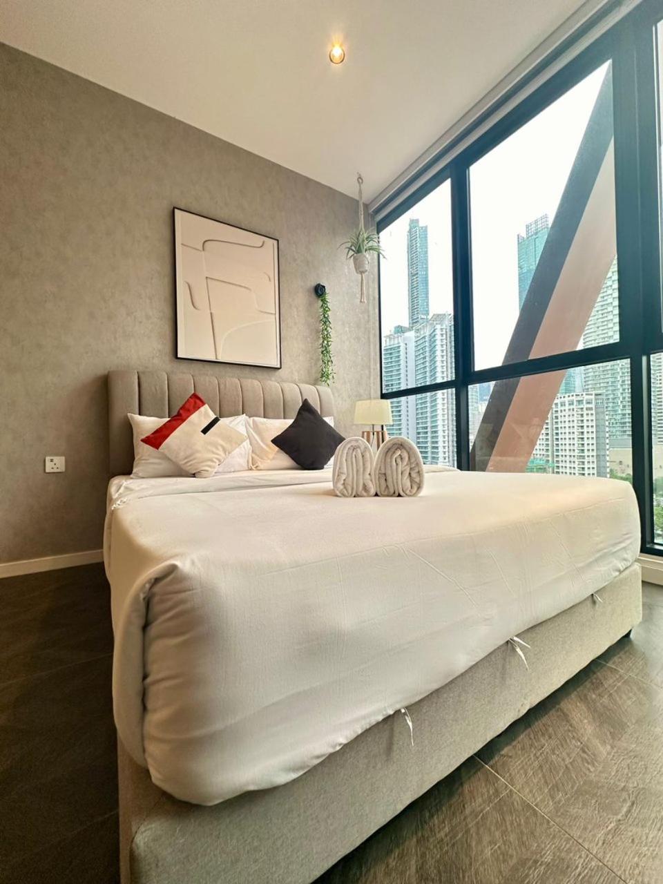 Scarletz Suites KLCC Twin Tower Infinity Pool by One39 KL