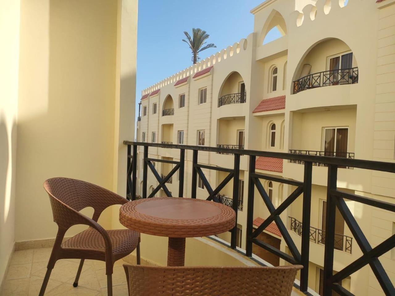 Hotel Beach front furnished Apartment in Sahl Hasheesh - Image 1