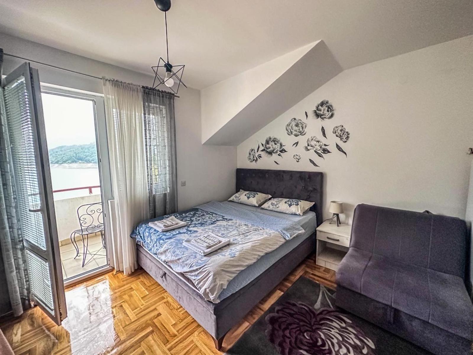 Zora Apartment