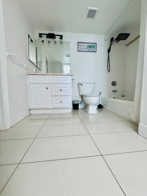 Luxury 36th Floor Suite, 2 Bedrooms & 3 Beds, 1 King, 1 Queen, Balcony w Sea View, Free Parking