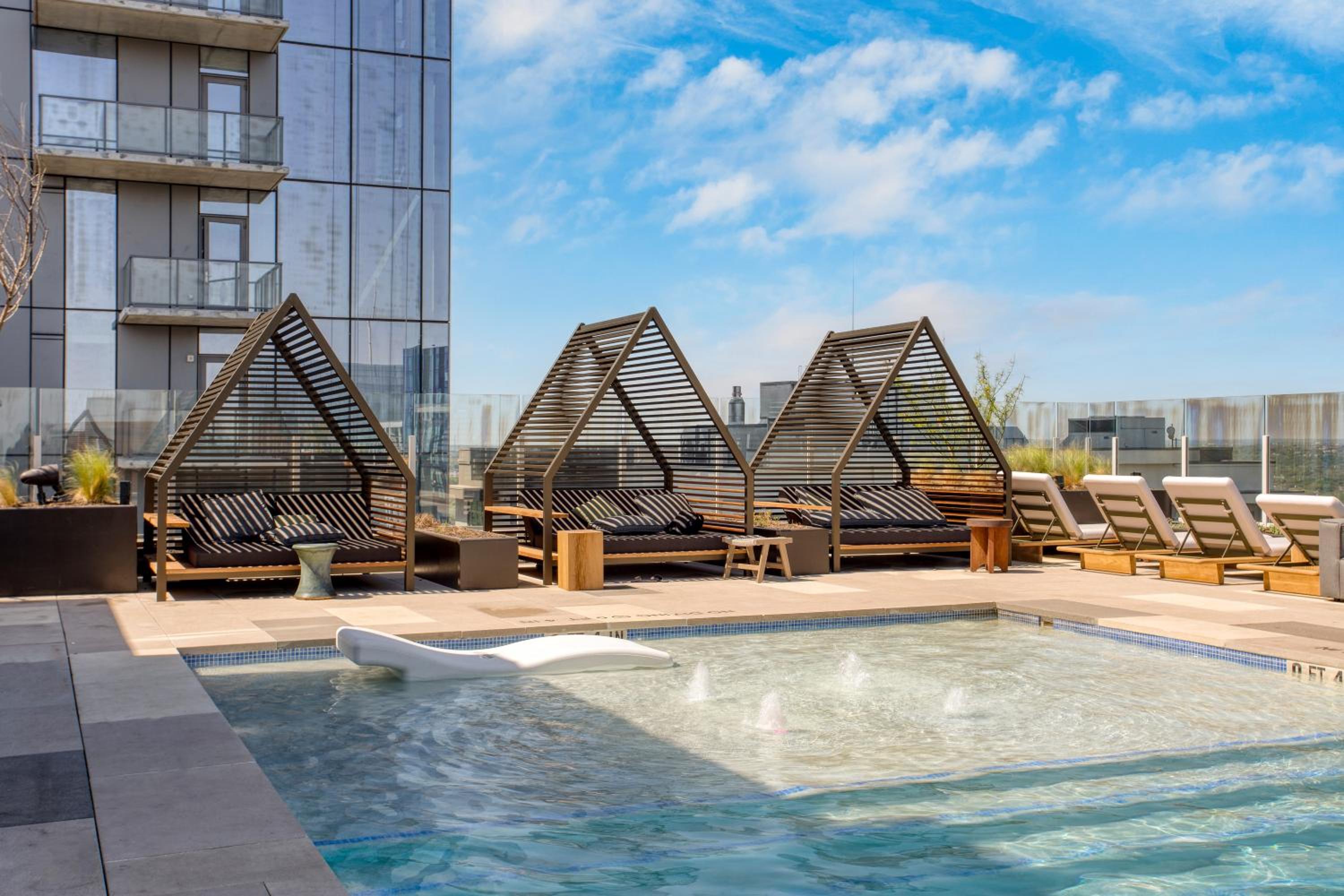 The Natiivo by AvantStay Modern High-Rise with Rooftop Pool & Skyline Views