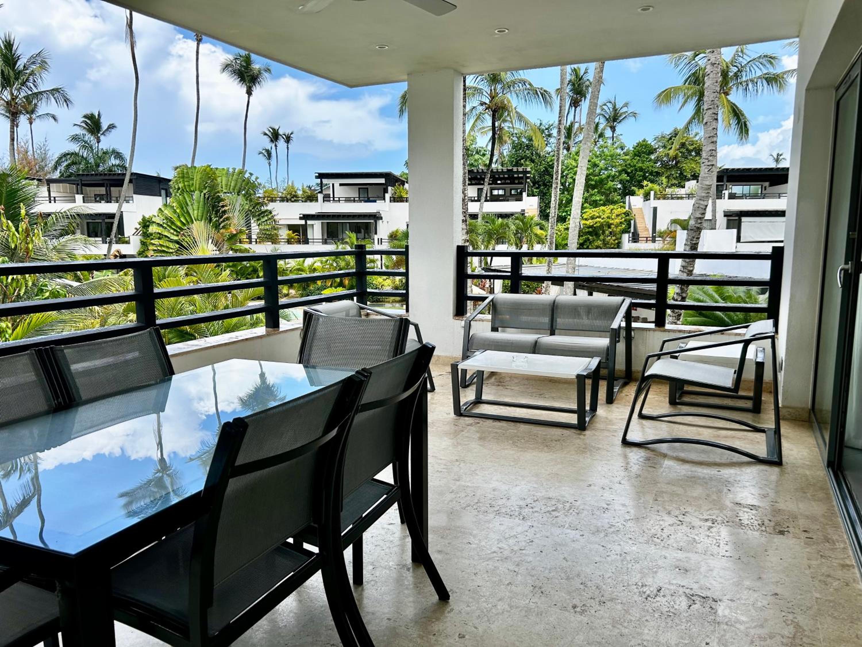 Beachfront complex 3BD 3BA with pool view 2