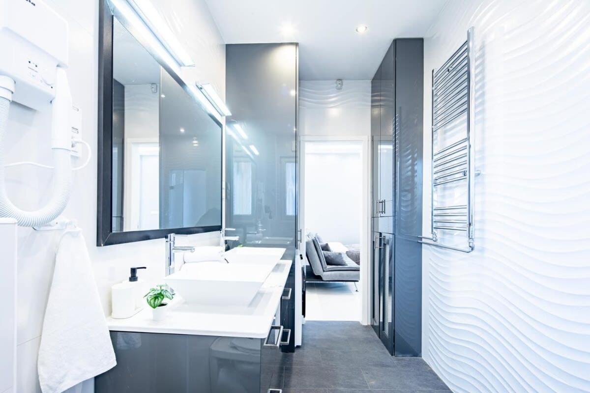 Ultra Central - Large Home with Balcony view 2