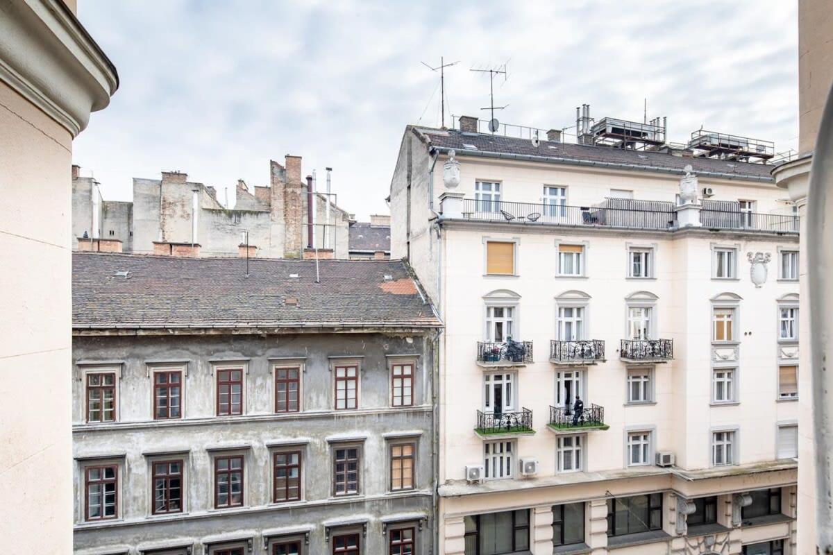 Ultra Central - Large Home with Balcony view 4