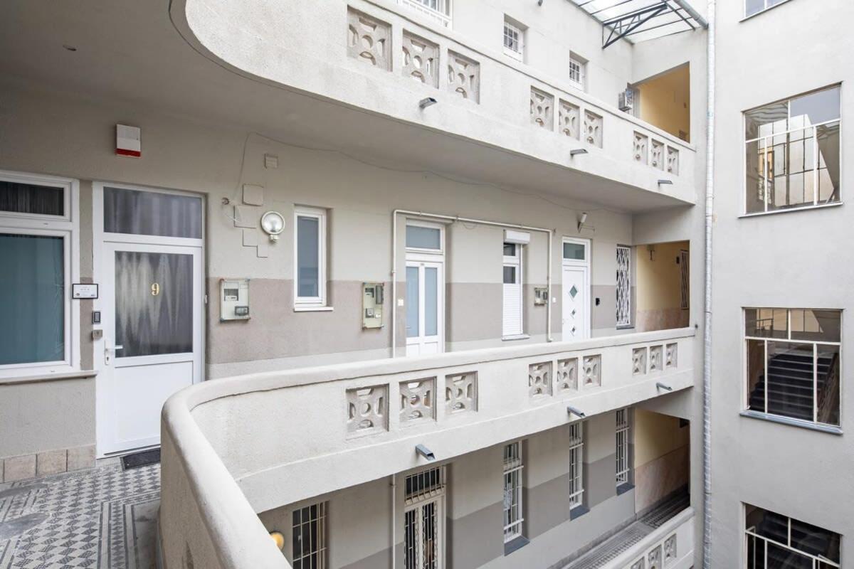 Ultra Central - Large Home with Balcony view 5