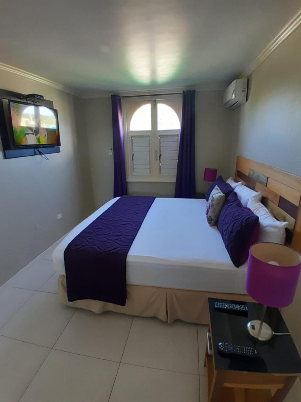 Contemporary One Bedroom at Sandcastles