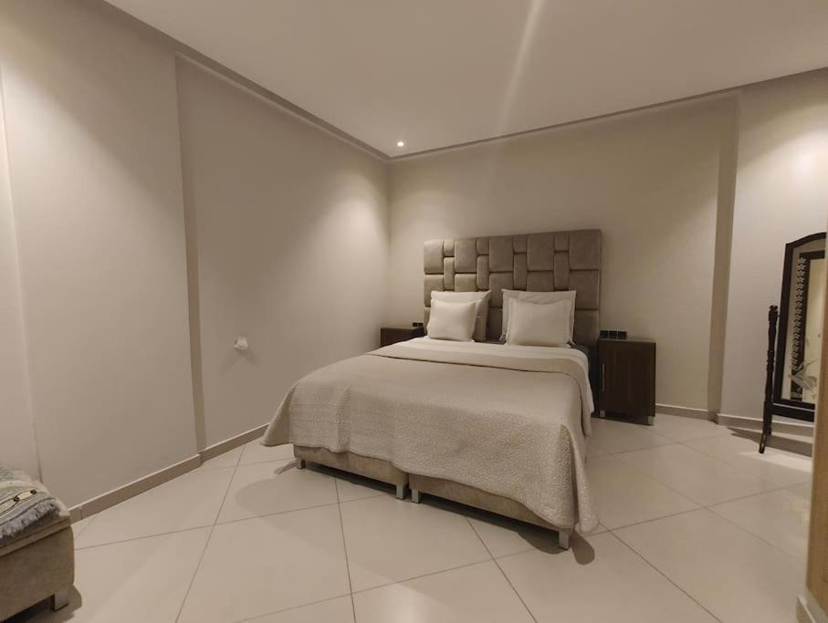 Royalty Chic 3 Bedroom App Du Golf with Airco and Wifi view 4