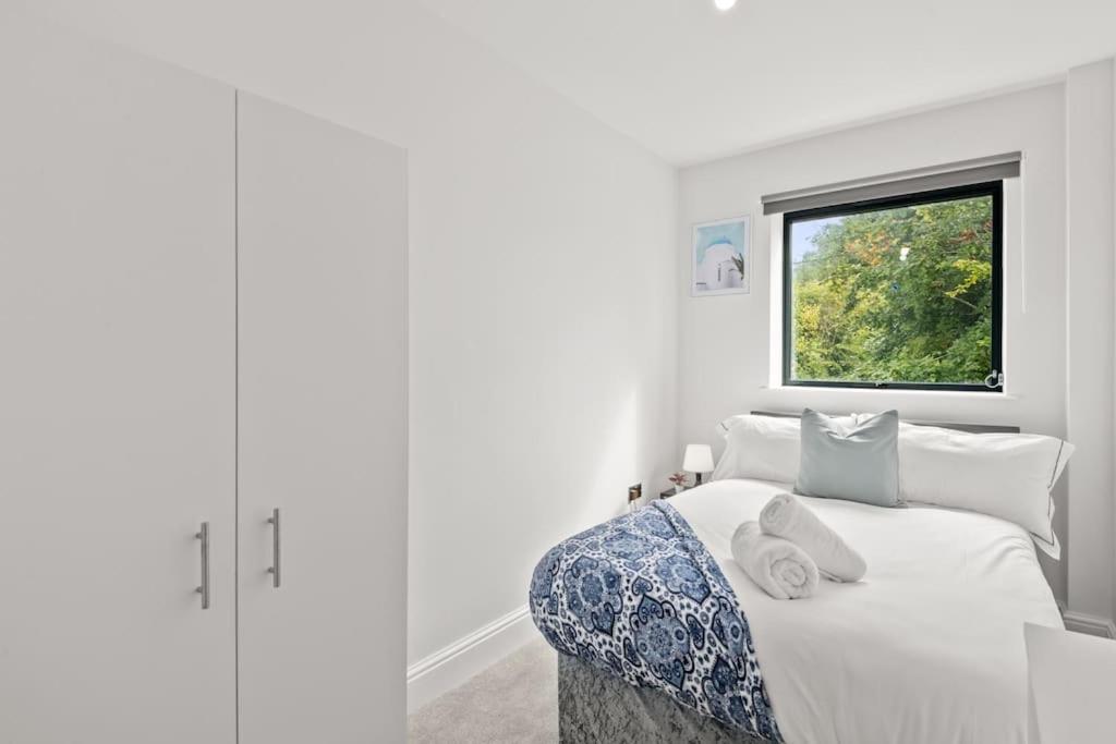 4 bed house near Gatwick Airport