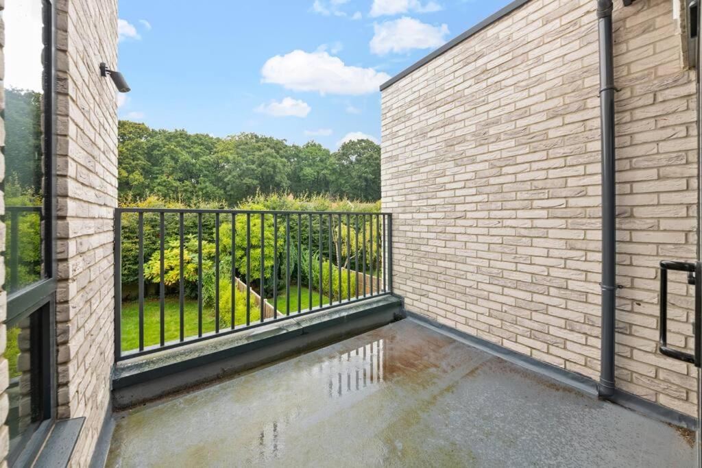 4 bed house near Gatwick Airport