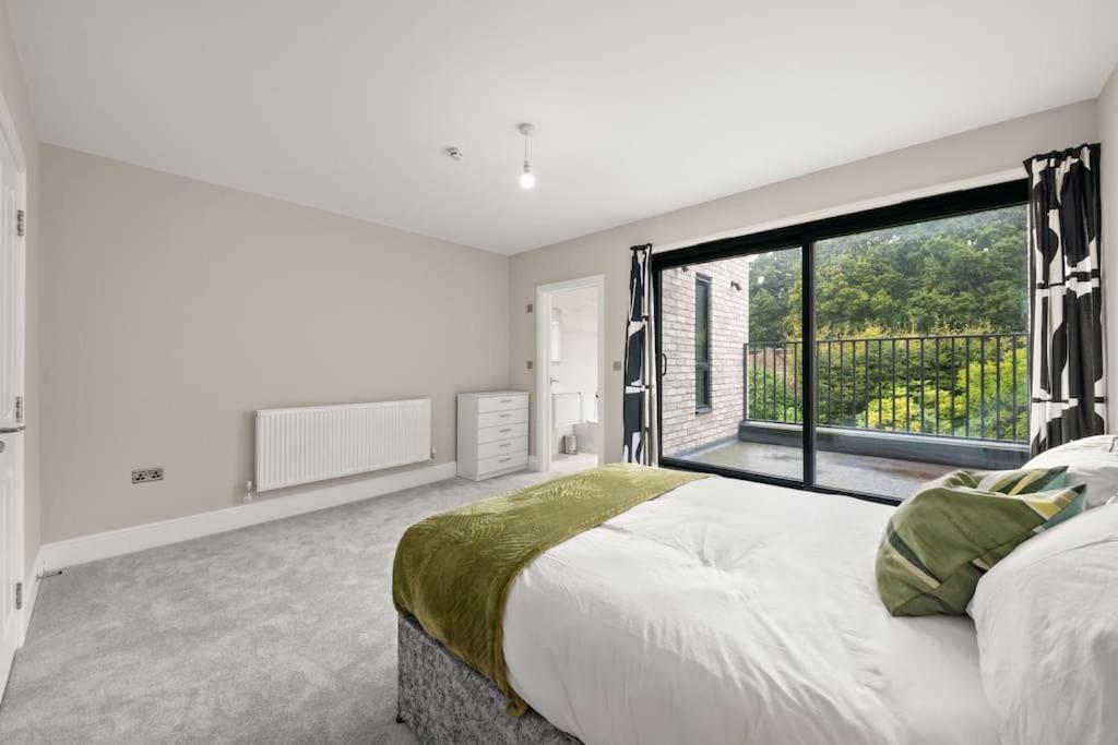 4 bed house near Gatwick Airport