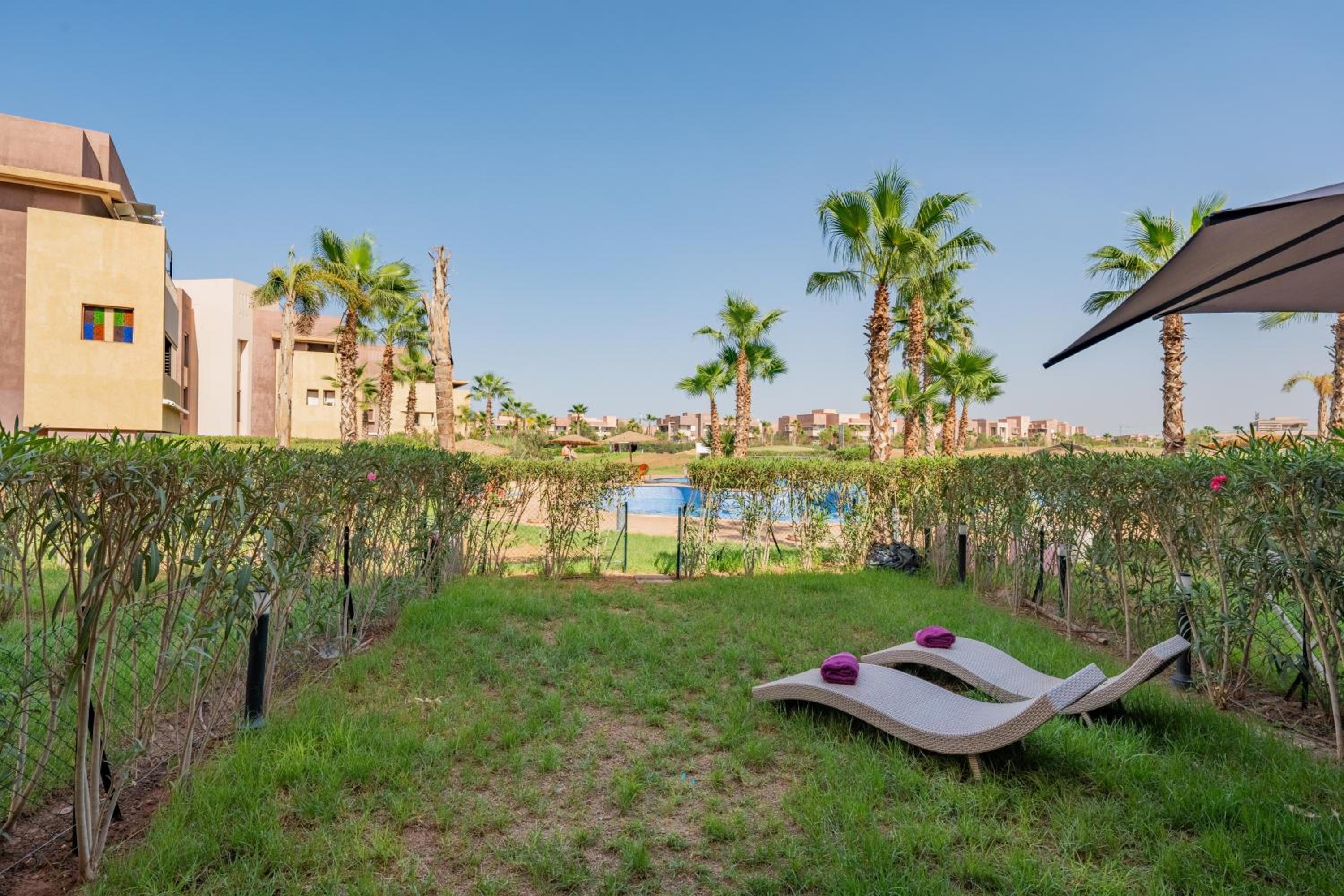 Relax Front of Pool - Golf- Fiber Optic view 2