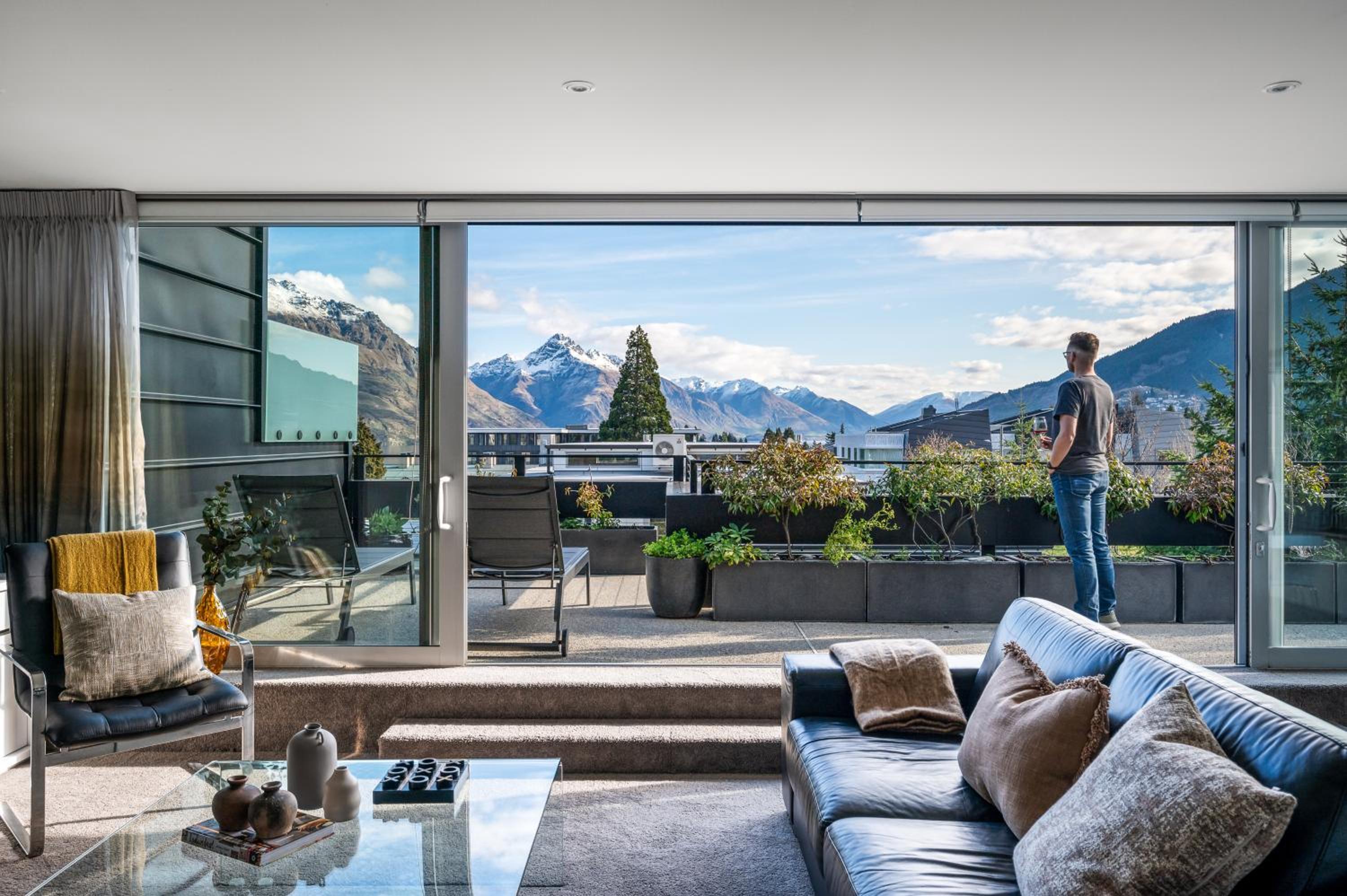 Peak Views Penthouse-Walk To Town-Free Parking-BBQ view 4