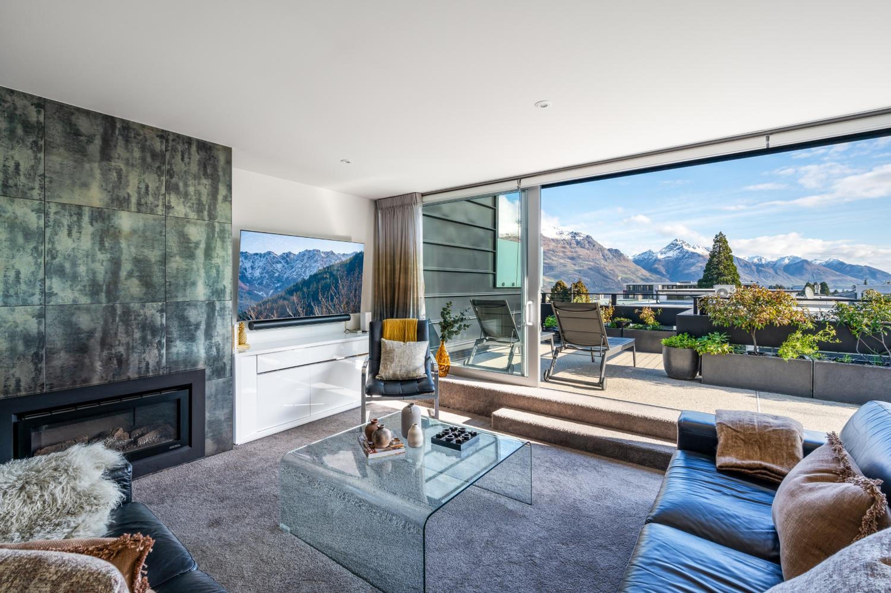 Peak Views Penthouse-Walk To Town-Free Parking-BBQ view 3