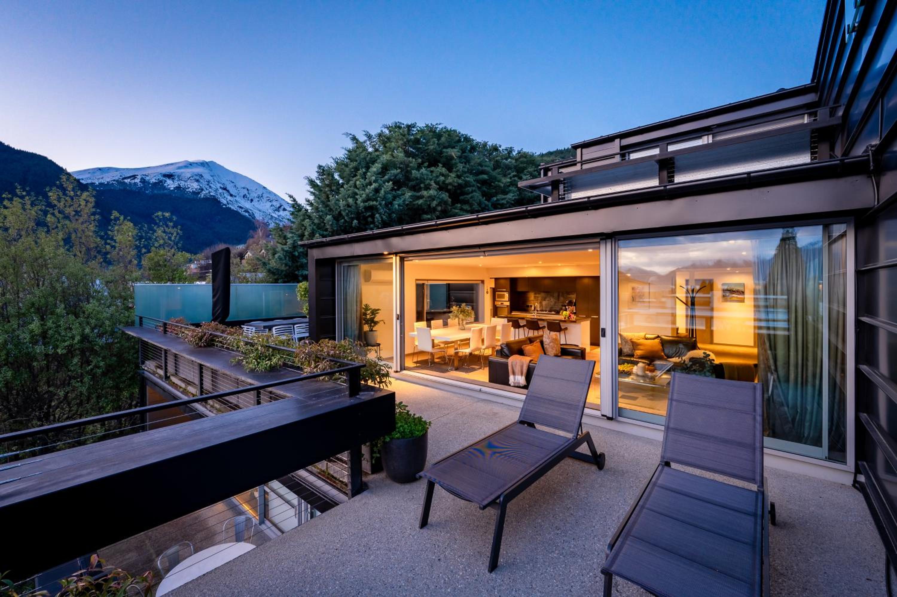 Peak Views Penthouse-Walk To Town-Free Parking-BBQ view 2