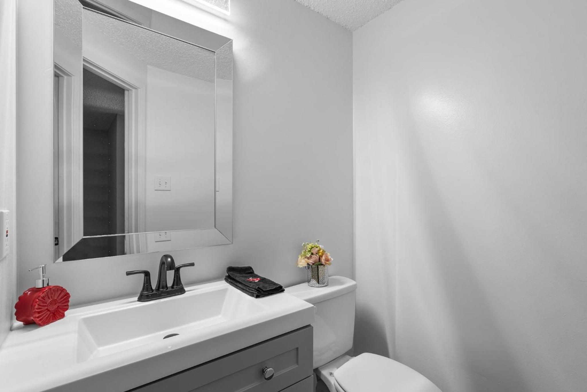 Newly Renovated Cozy 3 Bedroom 2 Bath Townhome Close to Commanders Stadium and 4 Metro Stations view 3