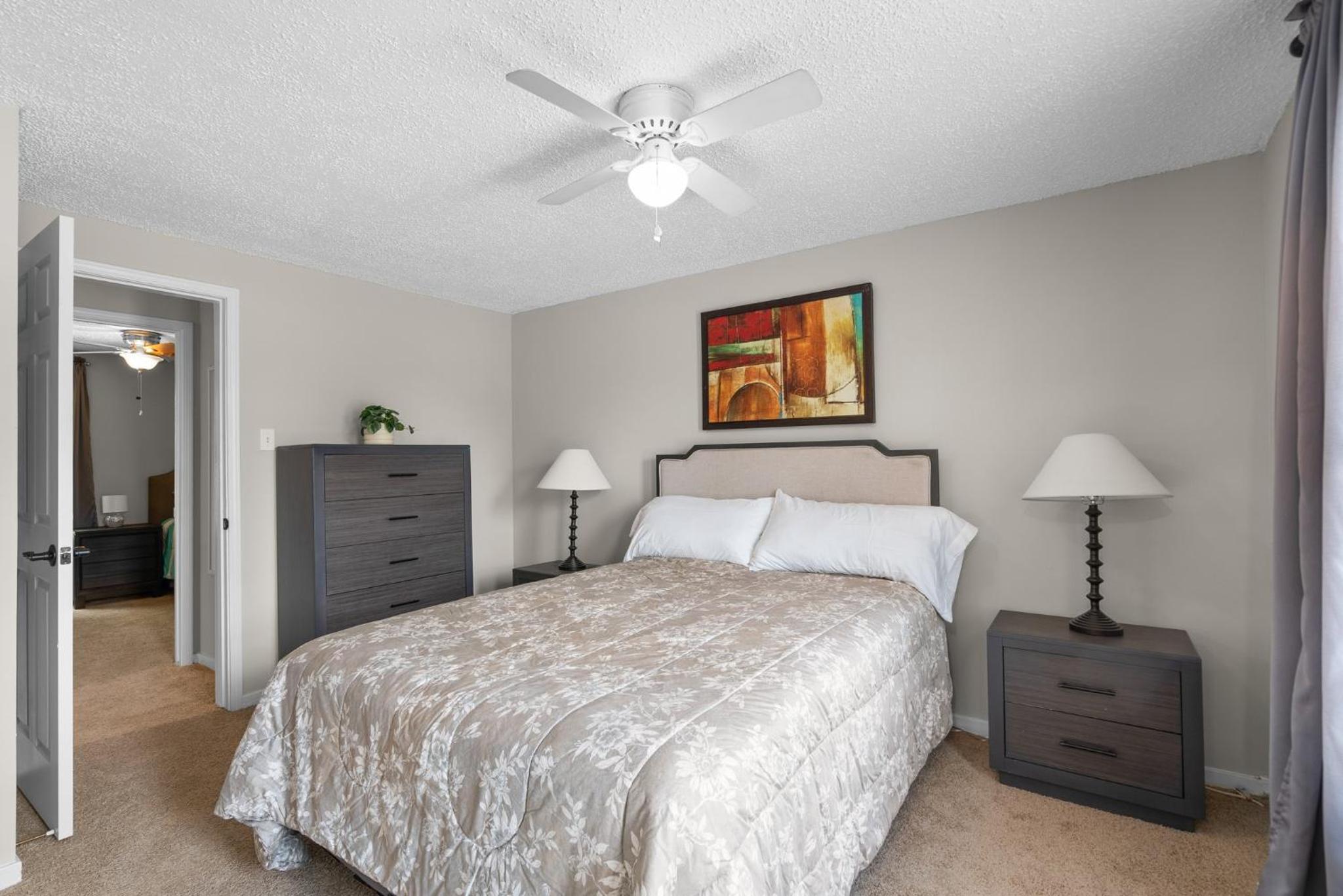 Newly Renovated Cozy 3 Bedroom 2 Bath Townhome Close to Commanders Stadium and 4 Metro Stations view 4