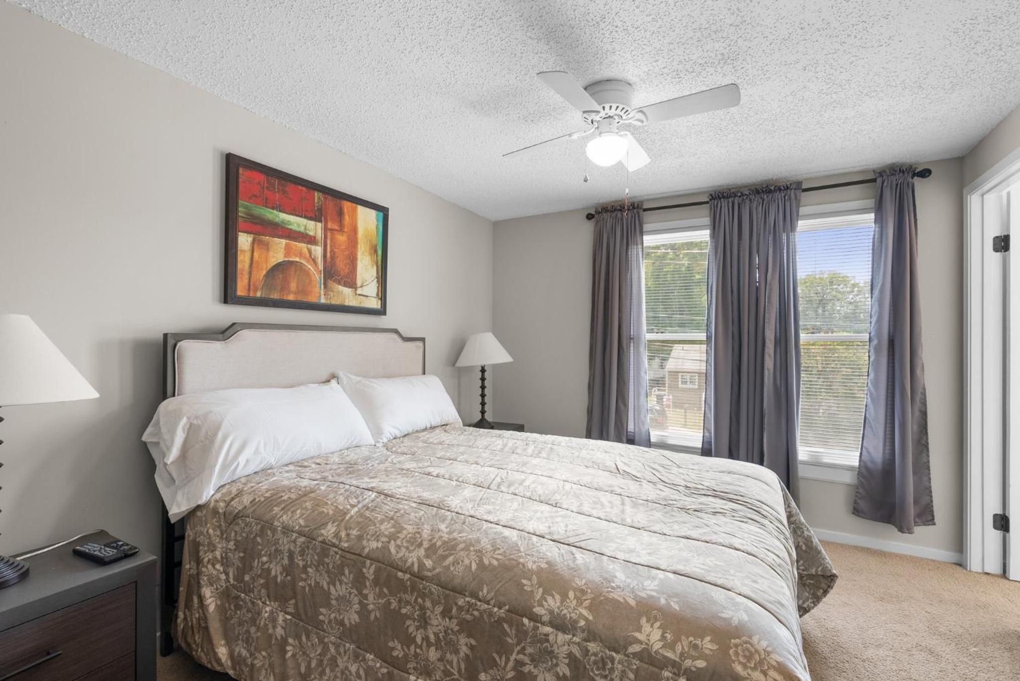 Newly Renovated Cozy 3 Bedroom 2 Bath Townhome Close to Commanders Stadium and 4 Metro Stations view 5