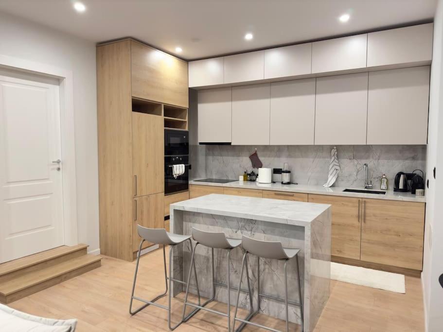 Modern meets Comfort 2 Br Apartment in central Bllok