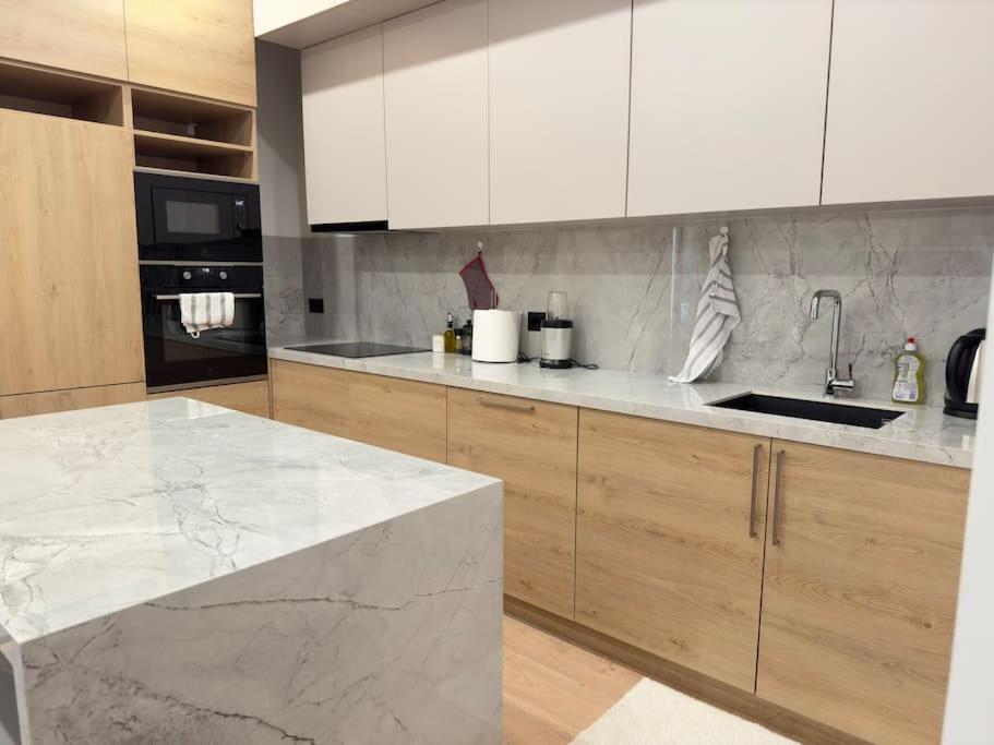 Modern meets Comfort 2 Br Apartment in central Bllok