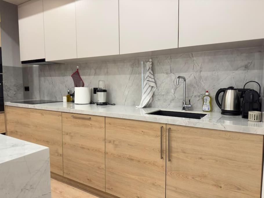 Modern meets Comfort 2 Br Apartment in central Bllok