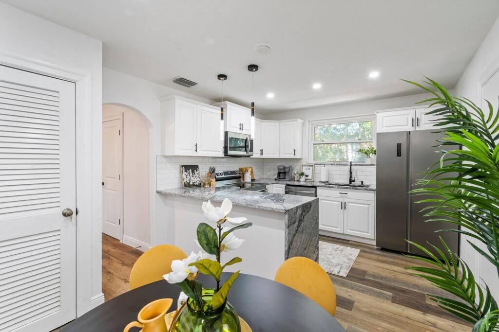Beautiful Designed House in Hyde Park North view 5