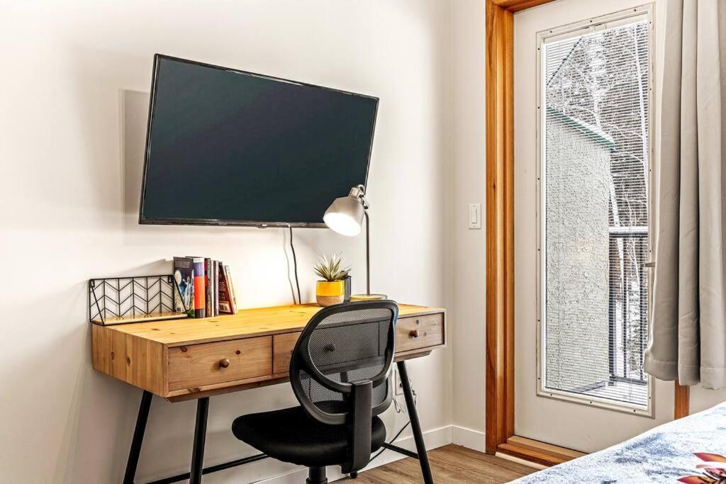 EPIC Mountain Retreat- Prvt Entry, King Bed, Work Desk, Free Parking
