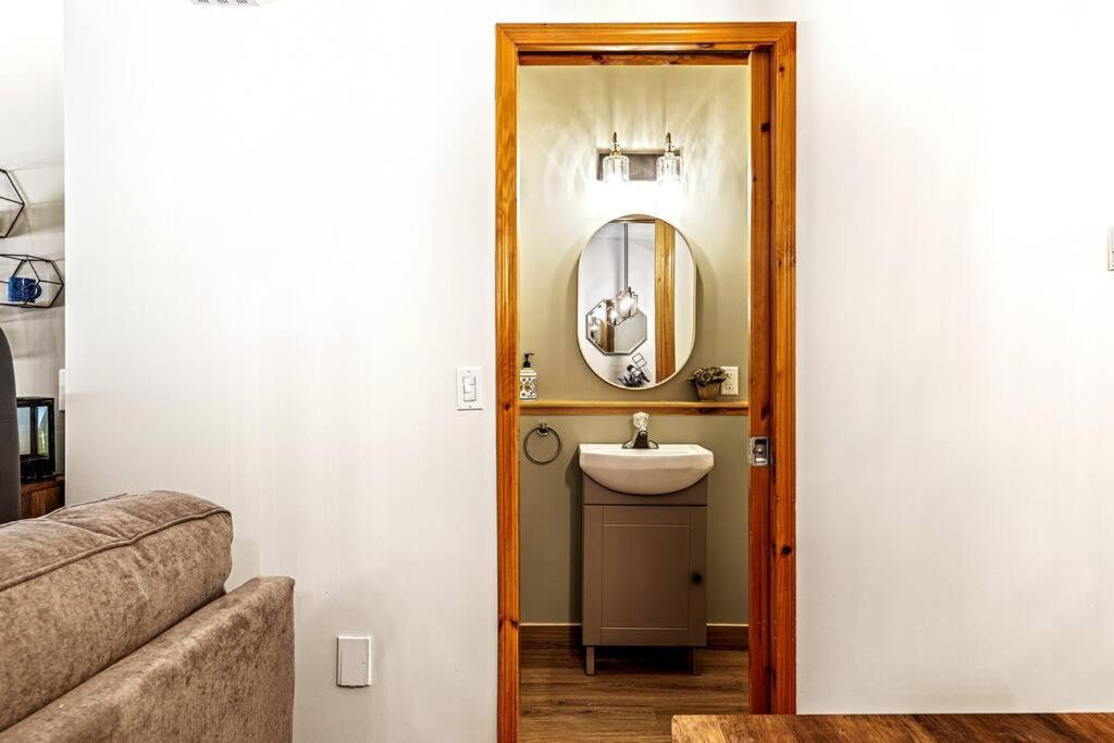 EPIC Mountain Retreat- Prvt Entry, King Bed, Work Desk, Free Parking
