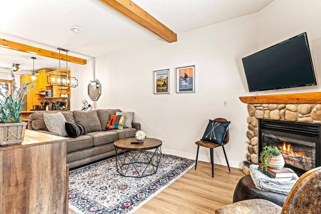 EPIC Mountain Retreat- Prvt Entry, King Bed, Work Desk, Free Parking