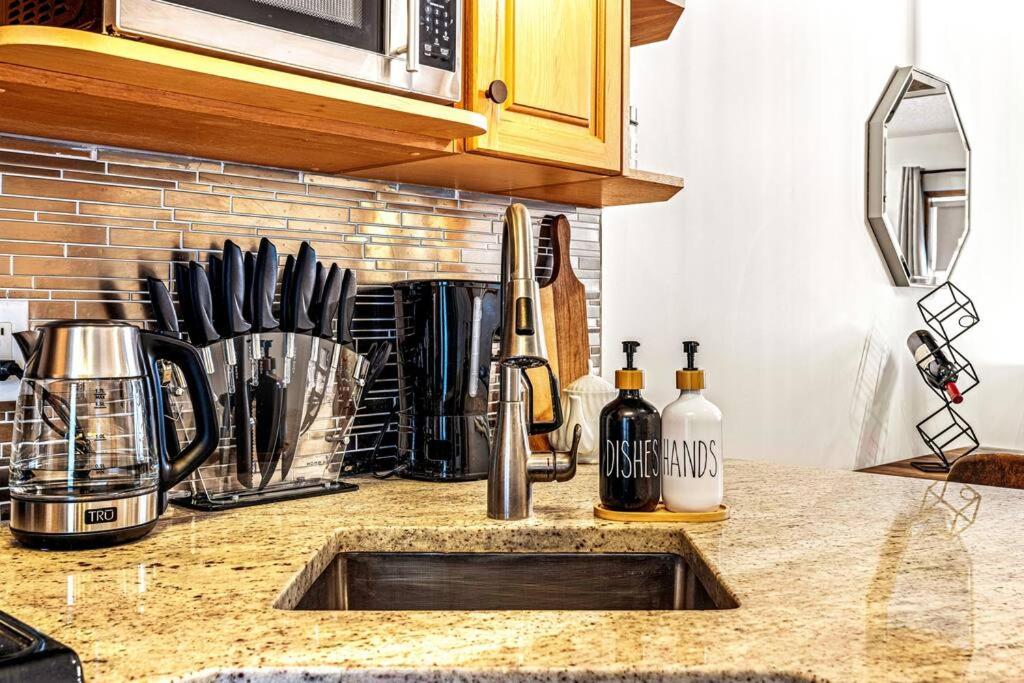 EPIC Mountain Retreat- Prvt Entry, King Bed, Work Desk, Free Parking