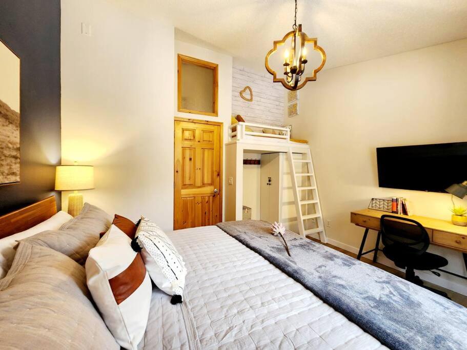 EPIC Mountain Retreat- Prvt Entry, King Bed, Work Desk, Free Parking