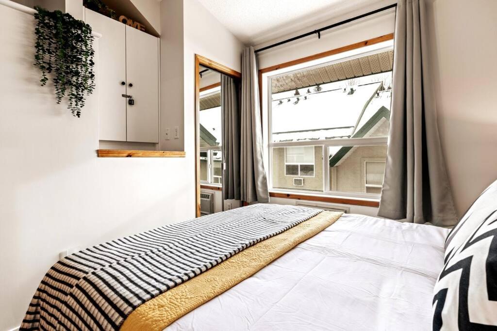 EPIC Mountain Retreat- Prvt Entry, King Bed, Work Desk, Free Parking