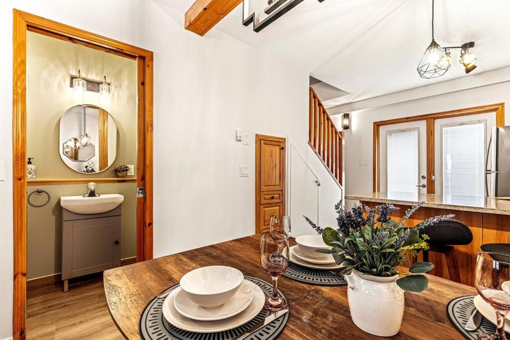 EPIC Mountain Retreat- Prvt Entry, King Bed, Work Desk, Free Parking