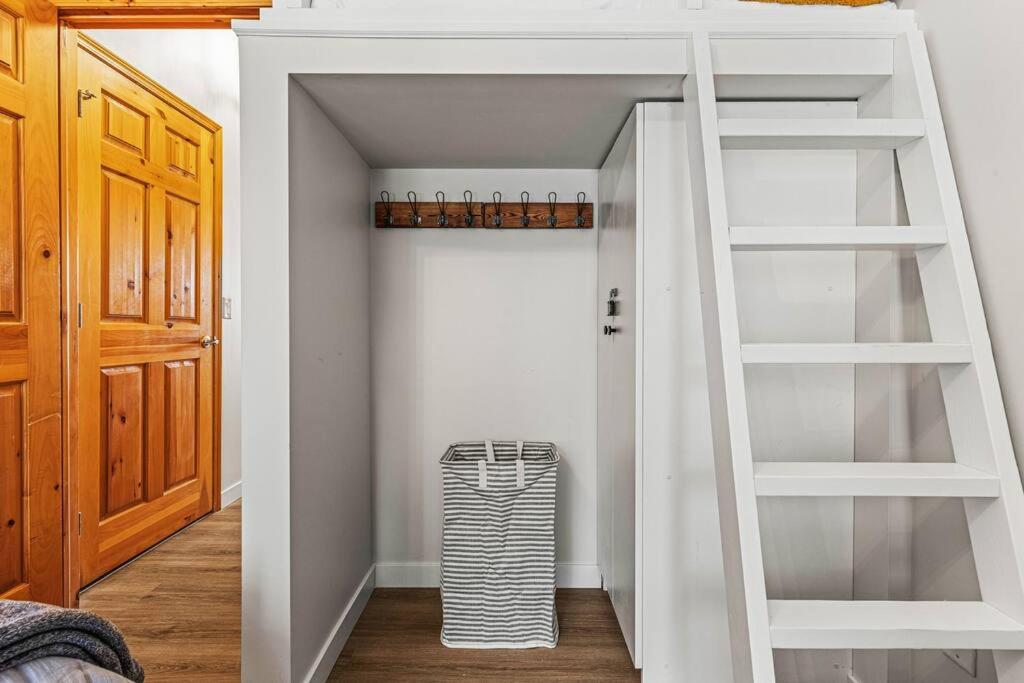 EPIC Mountain Retreat- Prvt Entry, King Bed, Work Desk, Free Parking