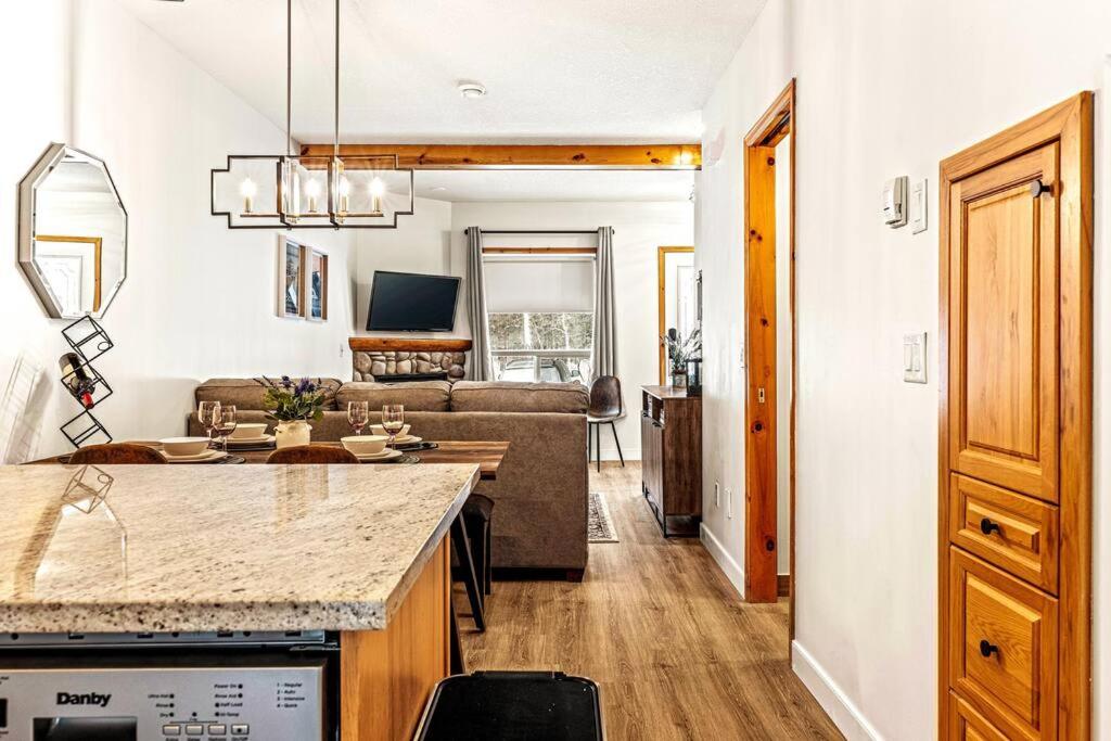 EPIC Mountain Retreat- Prvt Entry, King Bed, Work Desk, Free Parking