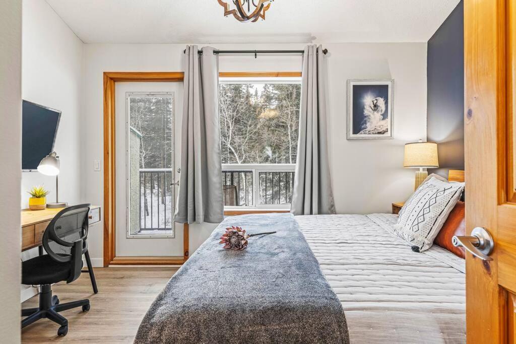 EPIC Mountain Retreat- Prvt Entry, King Bed, Work Desk, Free Parking