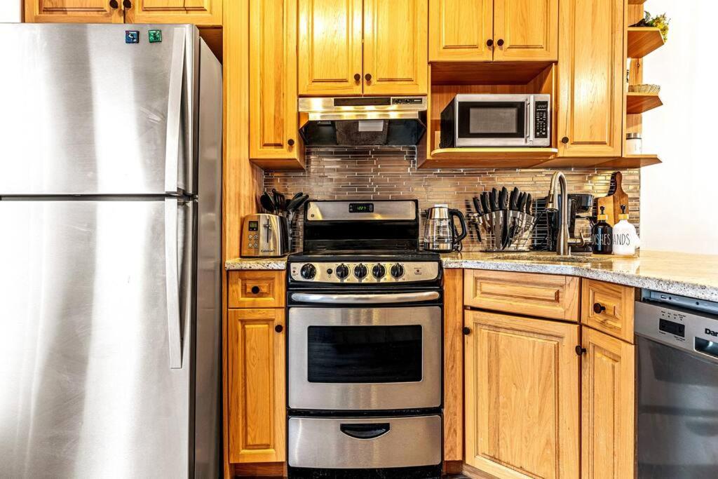 EPIC Mountain Retreat- Prvt Entry, King Bed, Work Desk, Free Parking