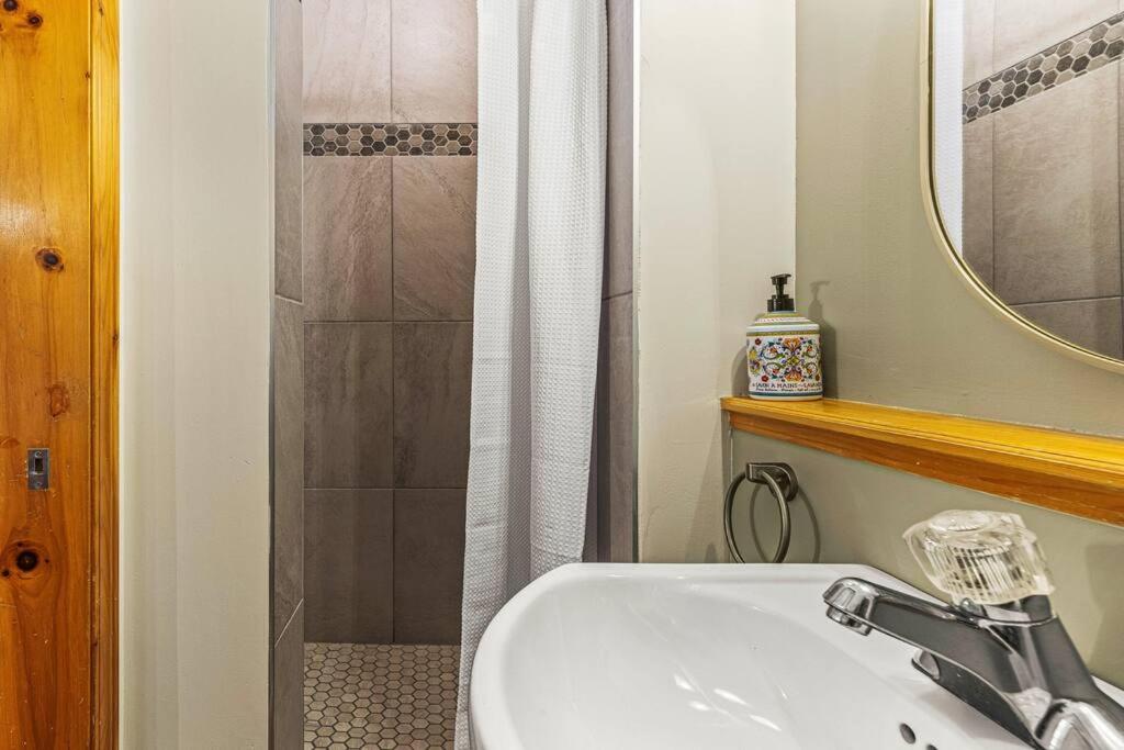 EPIC Mountain Retreat- Prvt Entry, King Bed, Work Desk, Free Parking