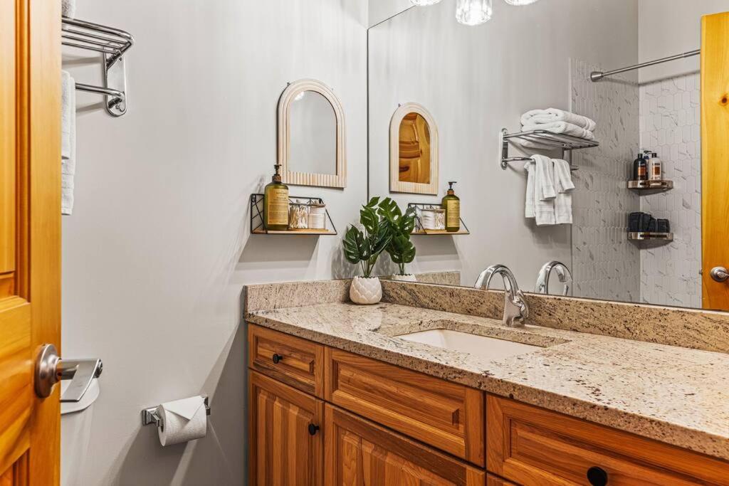 EPIC Mountain Retreat- Prvt Entry, King Bed, Work Desk, Free Parking