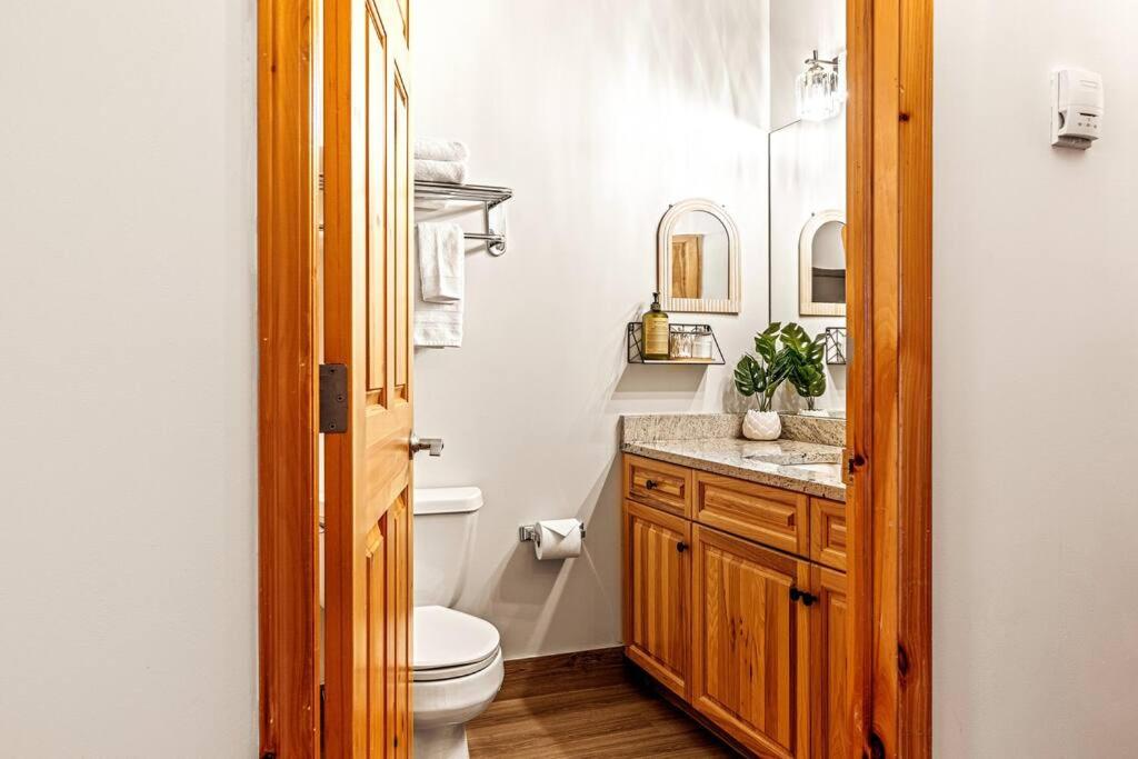EPIC Mountain Retreat- Prvt Entry, King Bed, Work Desk, Free Parking