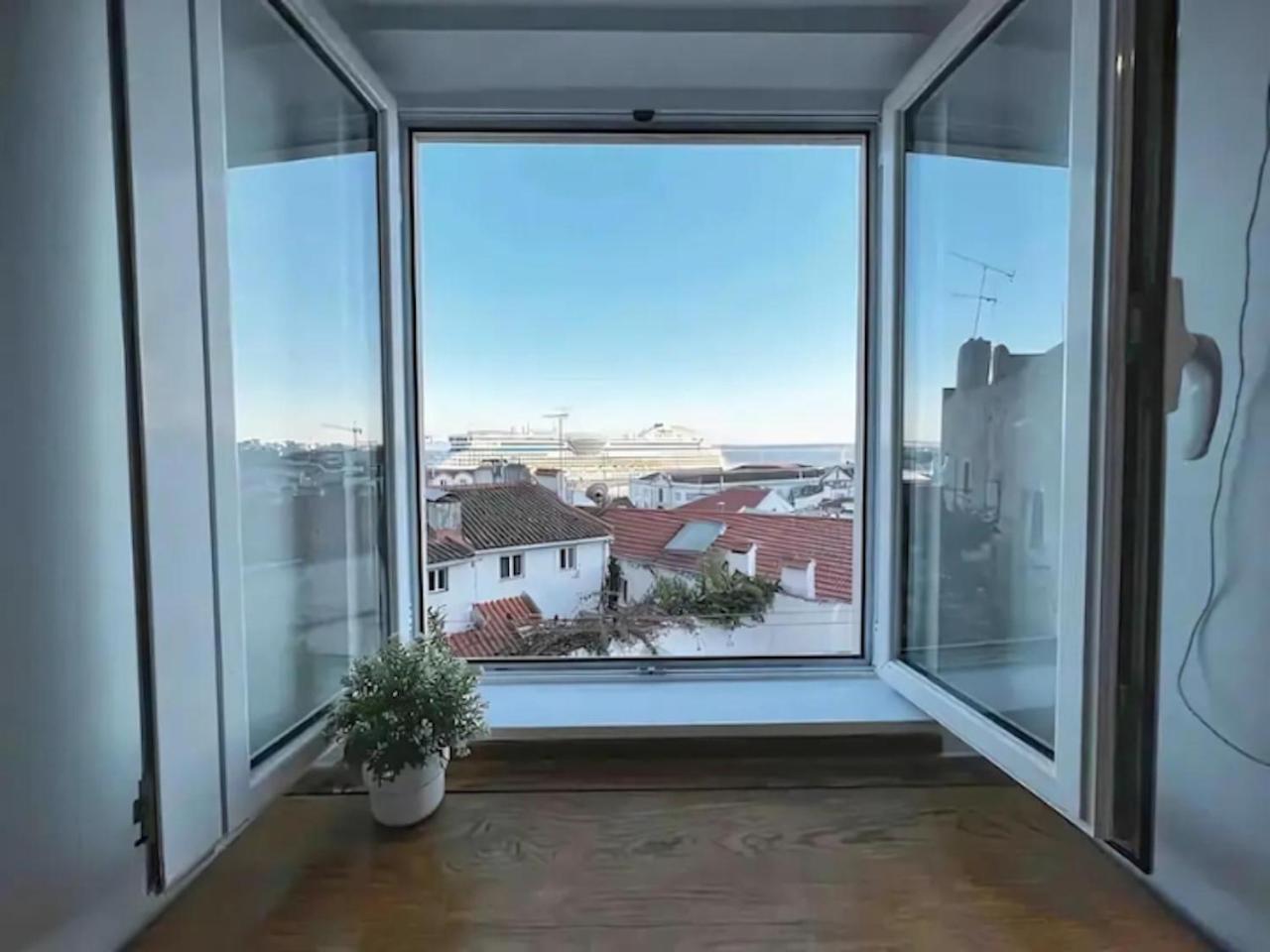 Stunning River View Studio in Historic Alfama