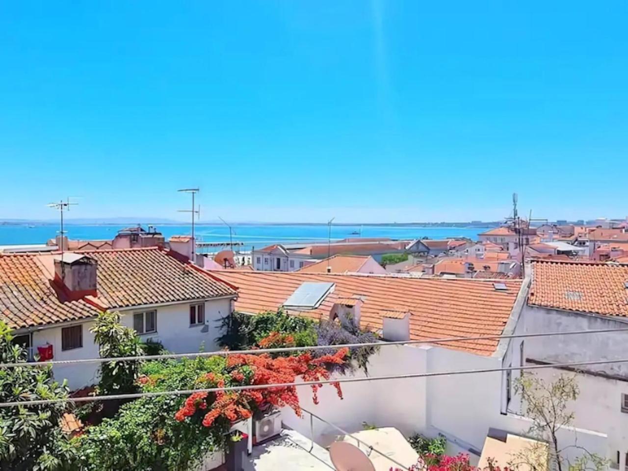 Stunning River View Studio in Historic Alfama