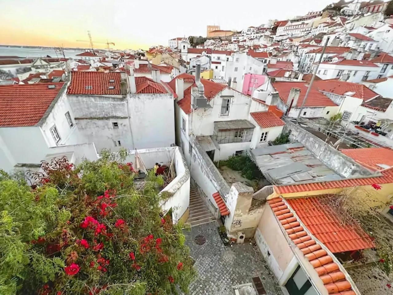 Stunning River View Studio in Historic Alfama