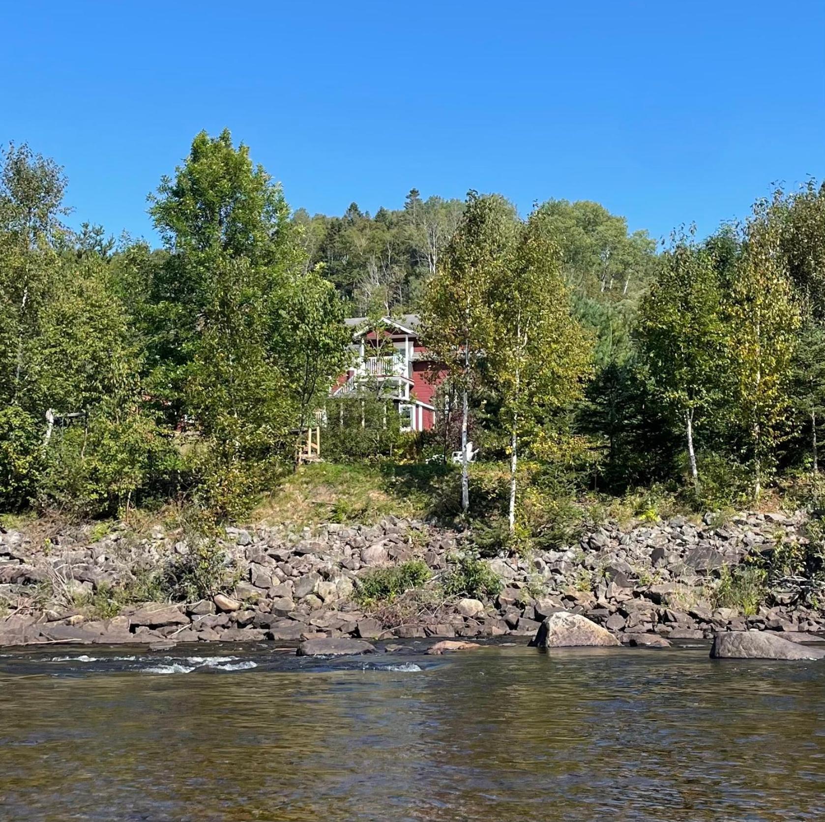 Belle maison avec vue sur la rivière