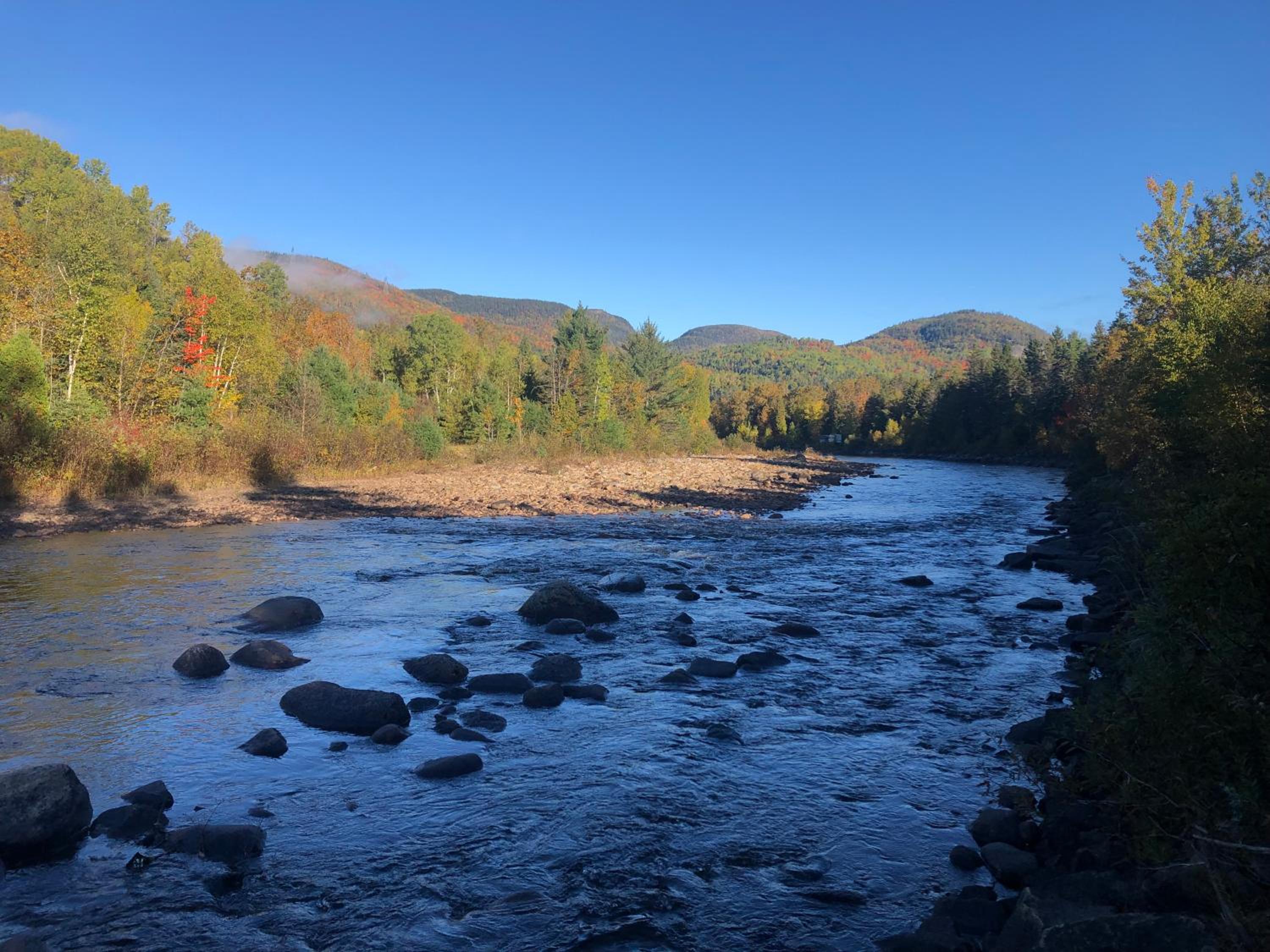Belle maison avec vue sur la rivière