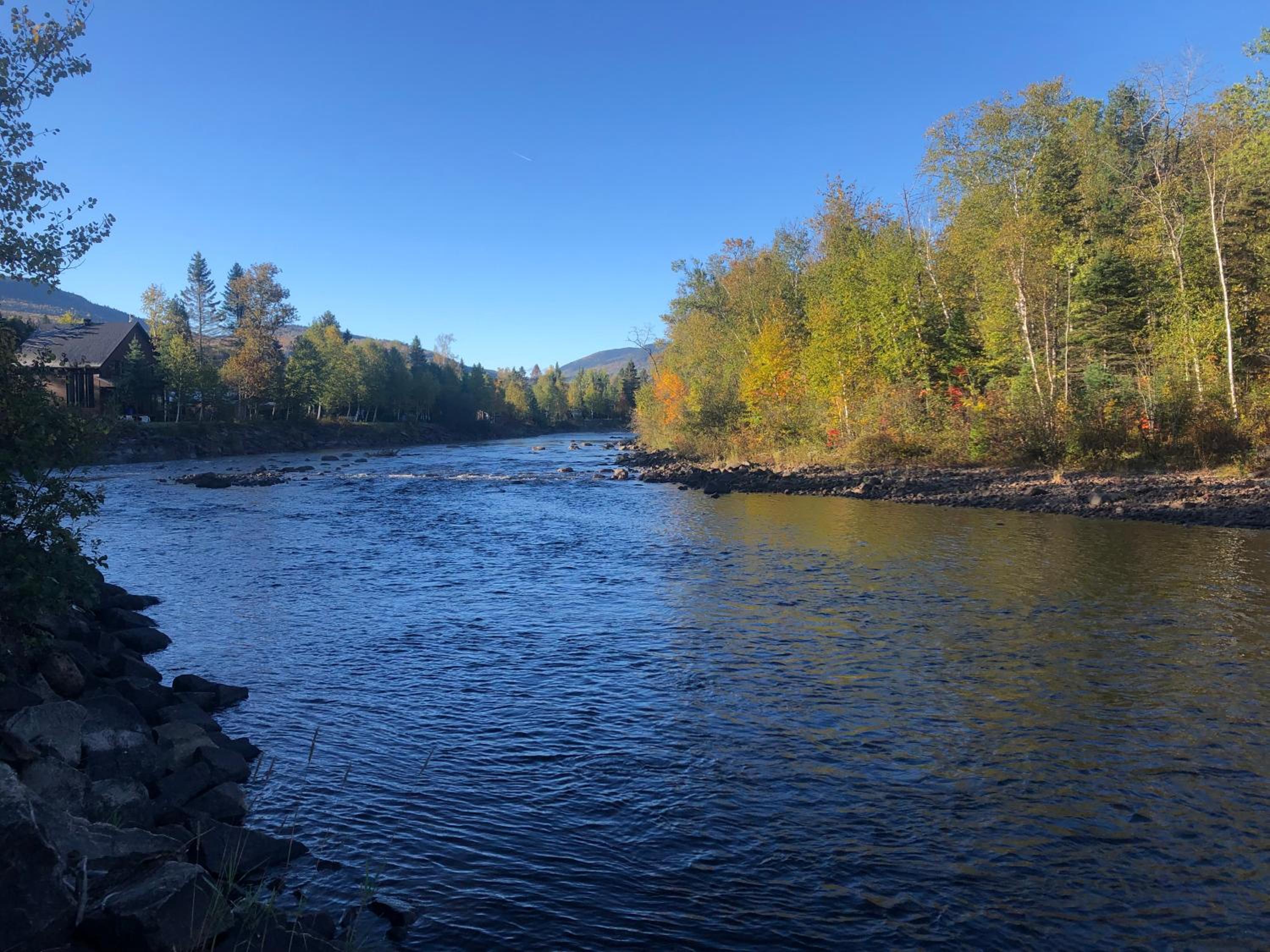 Belle maison avec vue sur la rivière
