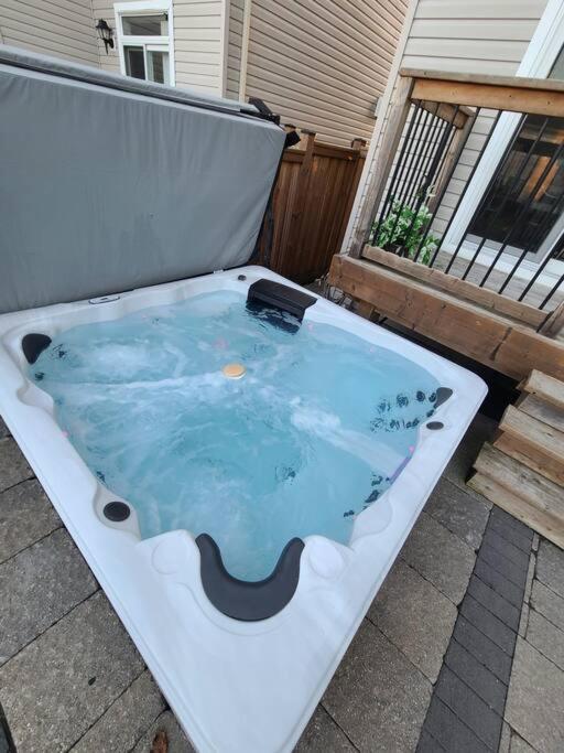 Living the Dream HOT TUB, Pool, BBQ, & Beach
